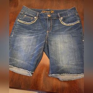 Seven Brand LUXE CUT OFF LONG SHORTS WITH EMBRODERY. Size 18
